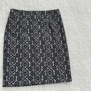 Fully lined skirt with back zip